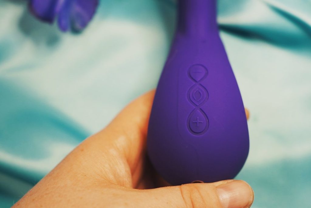 The Soraya Wave fingering vibrator has three buttons to control the vibration and wave settings.